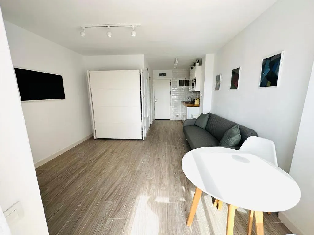 Modern White Studio 베날마데나코스타 아파트