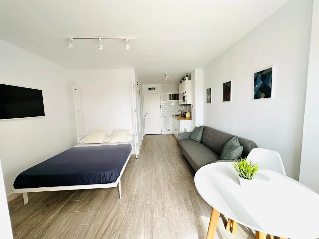 Modern White Studio 베날마데나코스타